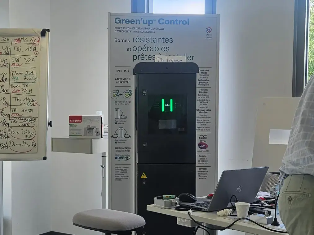 Borne de recharge de démonstration présentée dans un espace de formation technique