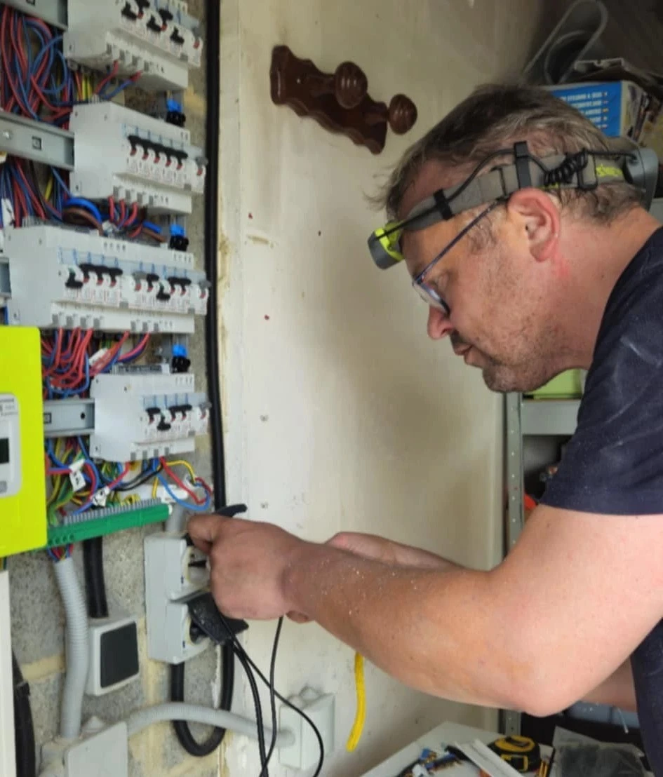 Électricien ADN ELEC intervenant sur le tableau électrique d’un particulier