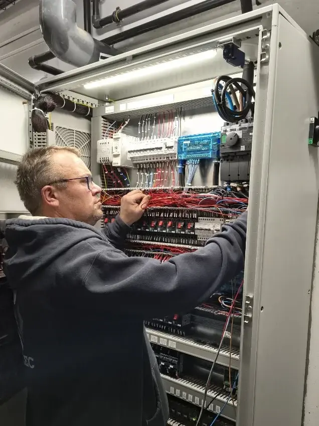 Nicolas Rattez intervenant sur une armoire électrique professionnelle