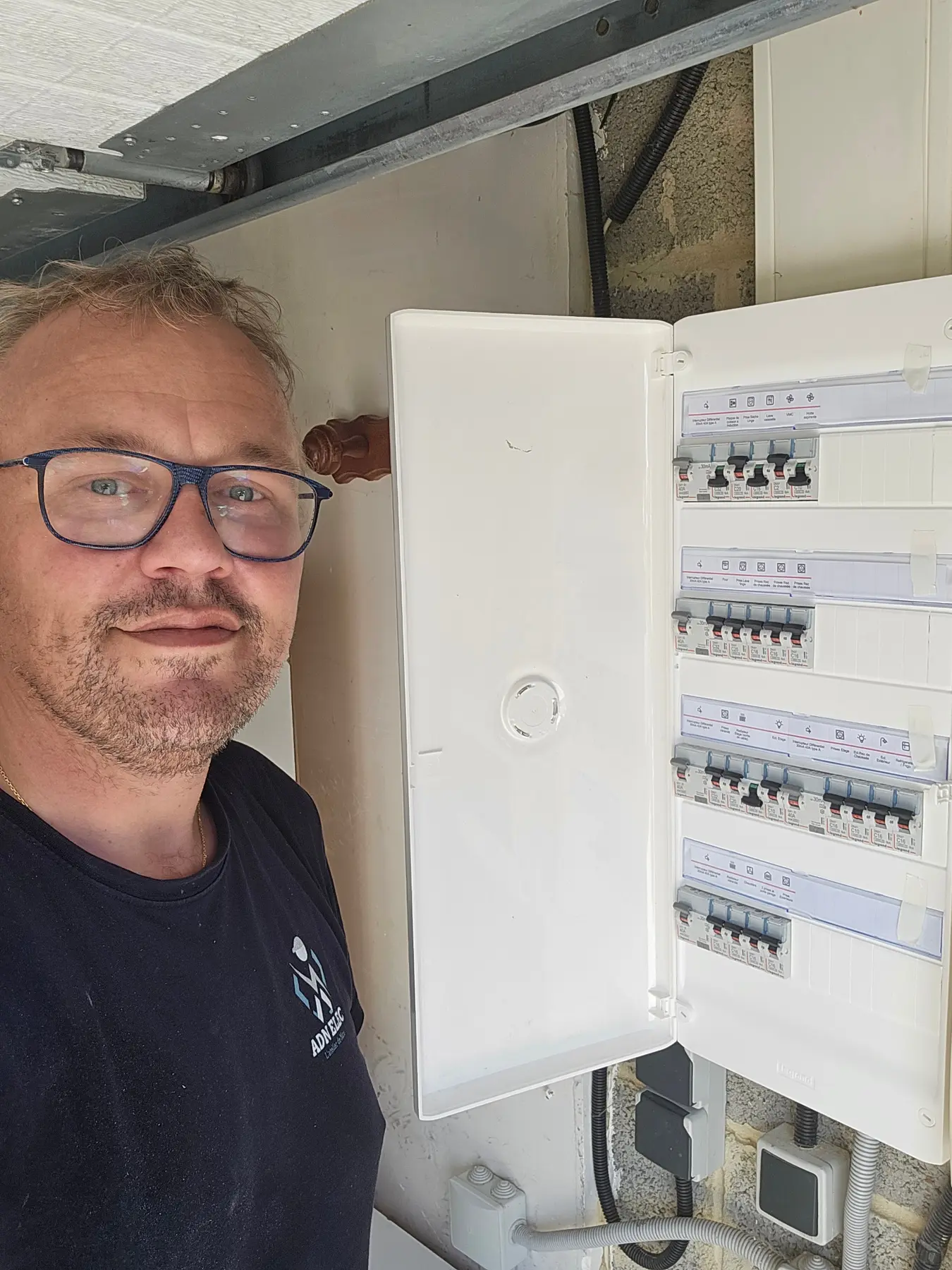 Nicolas Rattez présentant la rénovation d’un tableau électrique