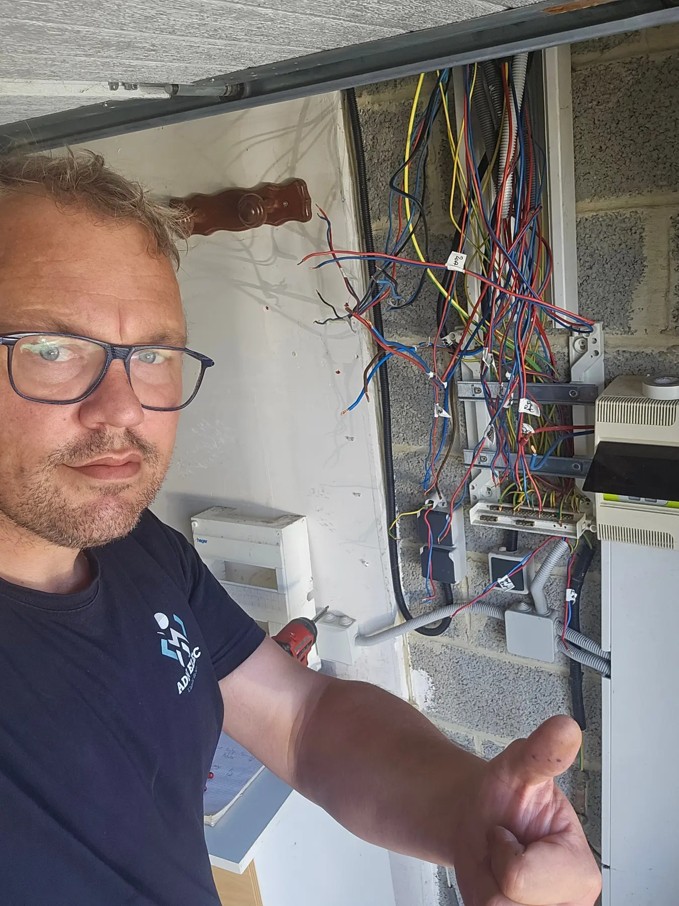 Nicolas Rattez, électricien ADN ELEC, intervenant sur un tableau électrique professionnel