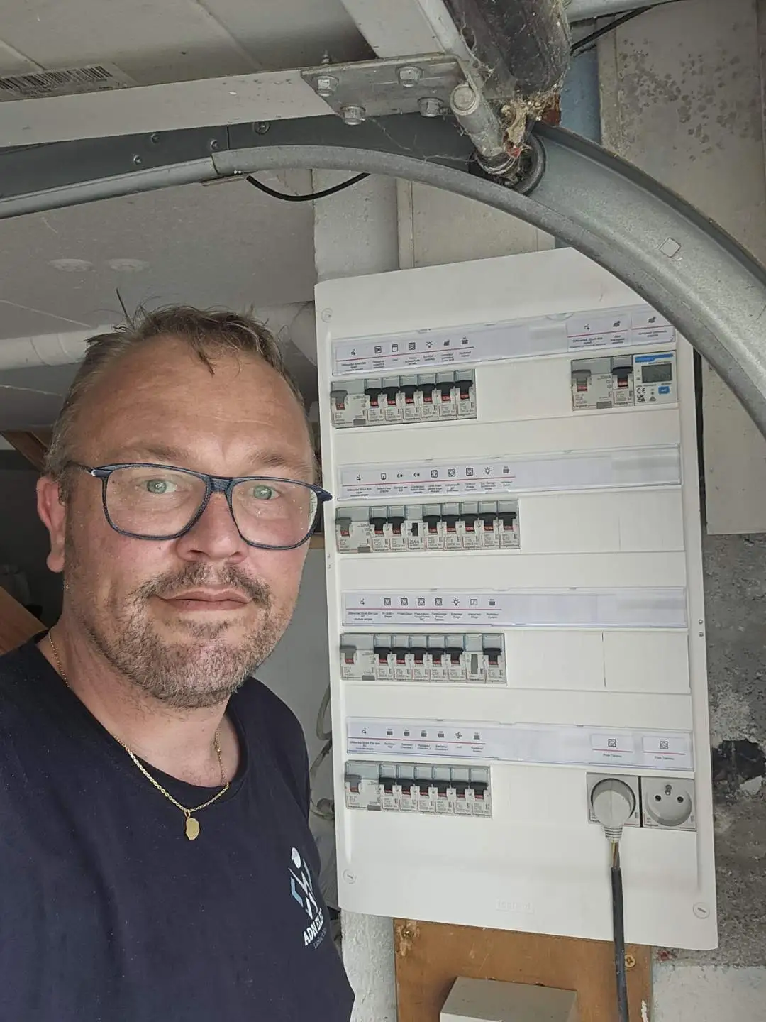 Nicolas Rattez, électricien ADN ELEC à Courrières, devant un tableau électrique