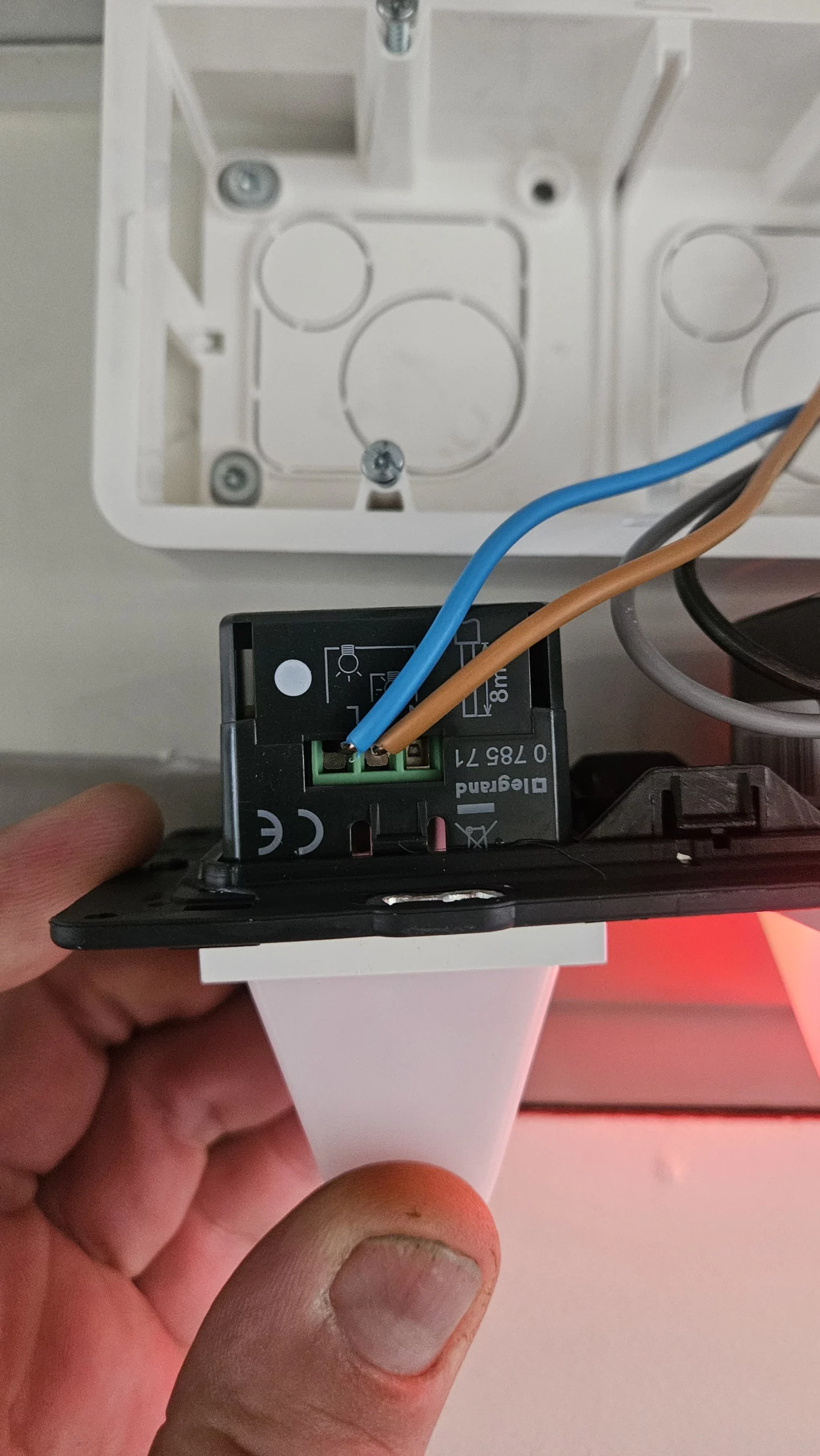 Raccordement électrique d’un luminaire réalisé par ADN ELEC