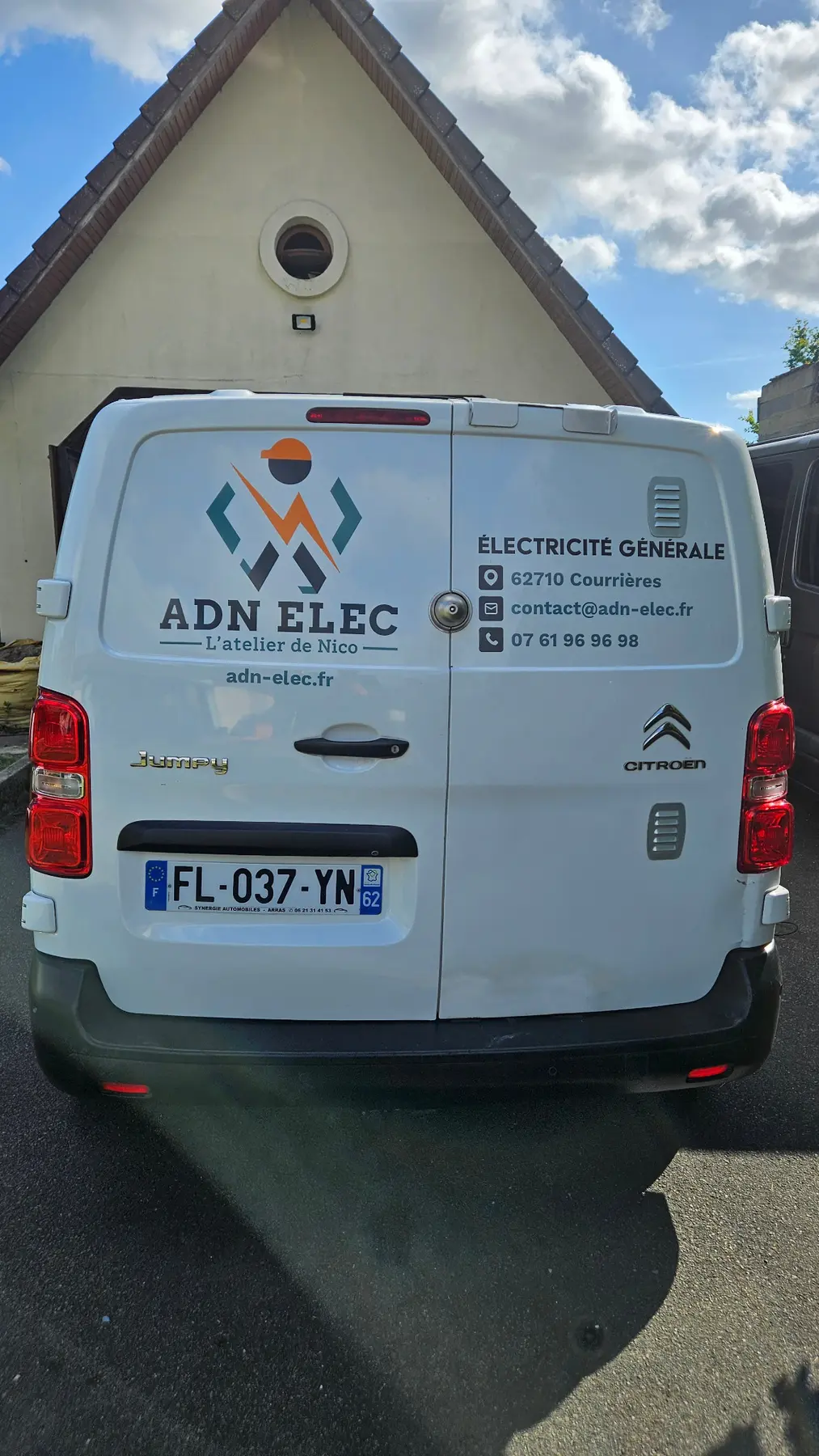 Véhicule professionnel ADN ELEC vu de l’arrière