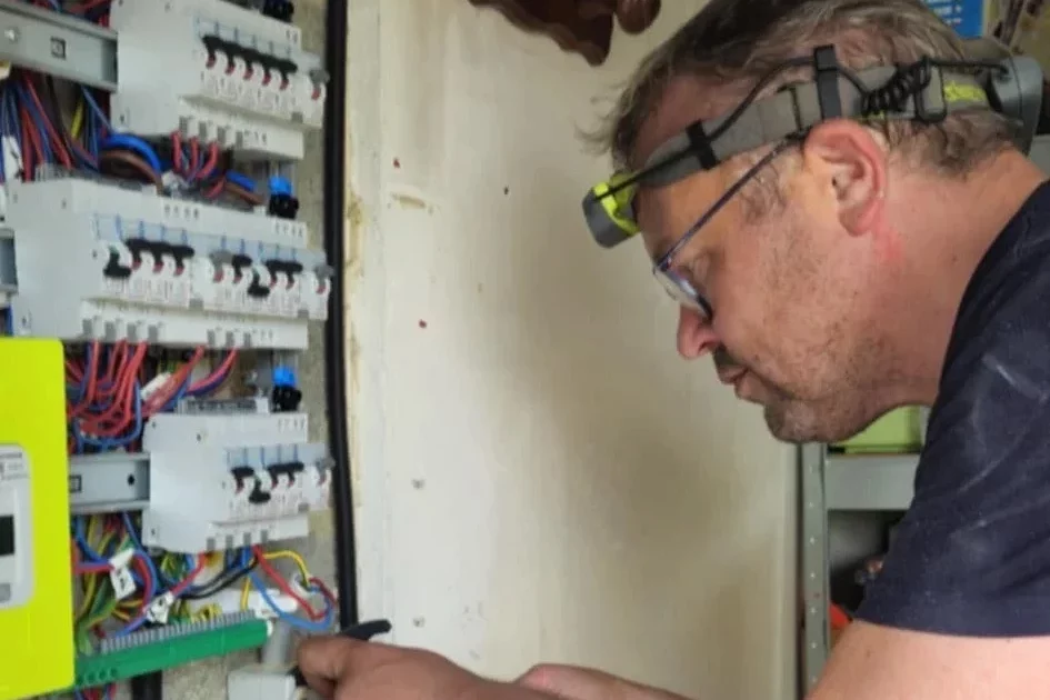 Électricien ADN ELEC intervenant sur le tableau électrique d’un particulier